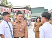 Momen Kebaikan Plt Kadisdik Kalteng Reza Prabowo, Lepas Sepatu dan Berikan untuk Siswa SMAN 4 Palangka Raya