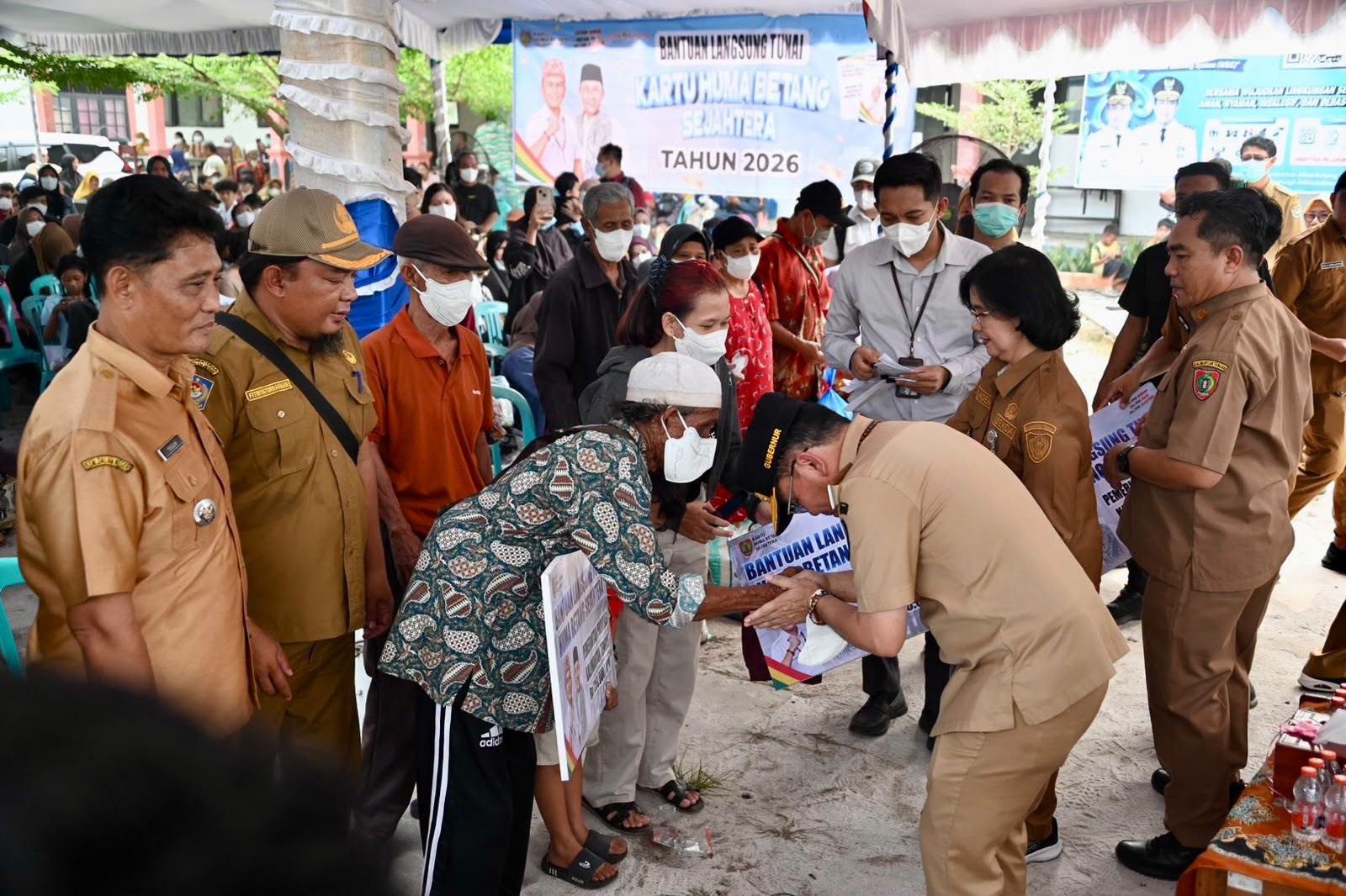 Gubernur Agustiar Salurkan Bantuan bagi Warga Terdampak Karhutla dan Kekeringan di Palangka Raya