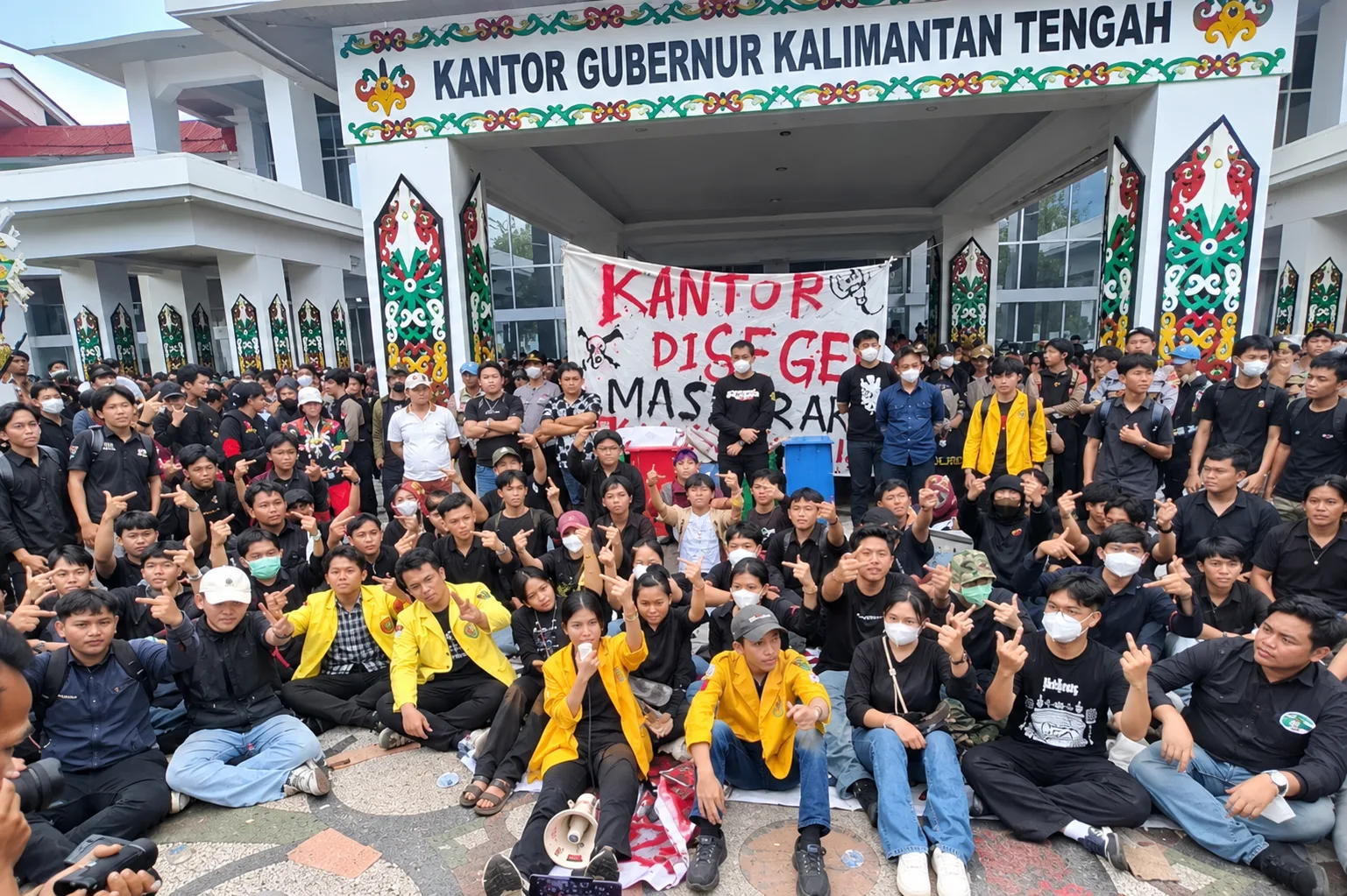 Mahasiswa Segel Kantor Gubernur Kalteng, Desak Karhutla Ditetapkan sebagai Bencana Nasional