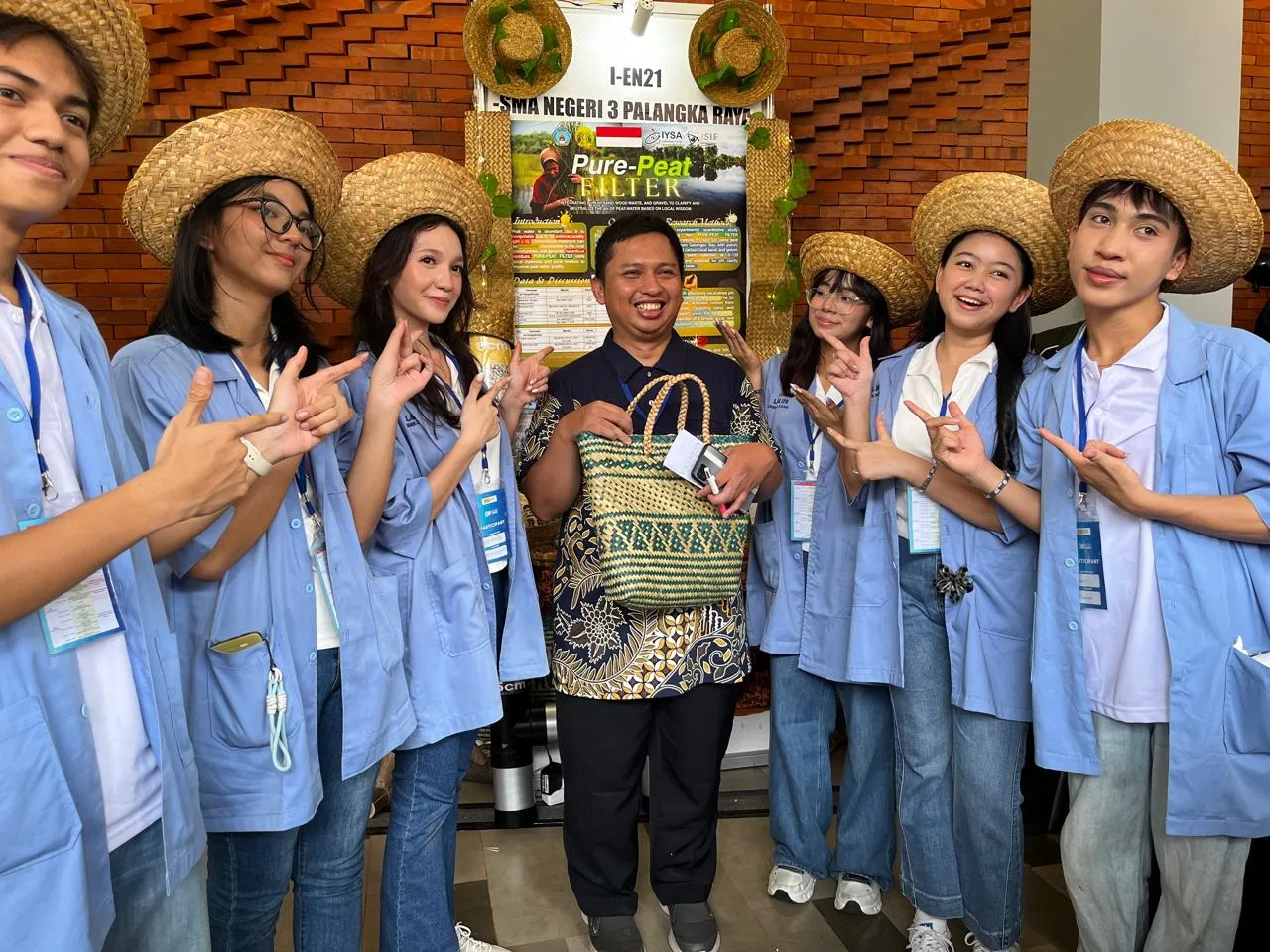 Tim Peneliti SMAN 3 Palangka Raya Raih Medali Emas lewat Inovasi Filter Air Gambut PURE-PEAT