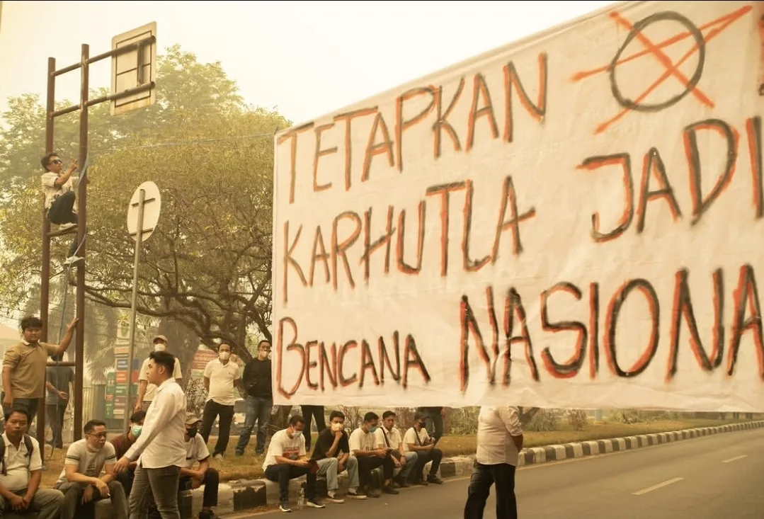 Masyarakat Desak Pemerintah, Spanduk “Tetapkan Karhutla Jadi Bencana Nasional” Terpasang di Depan Kantor Gubernur