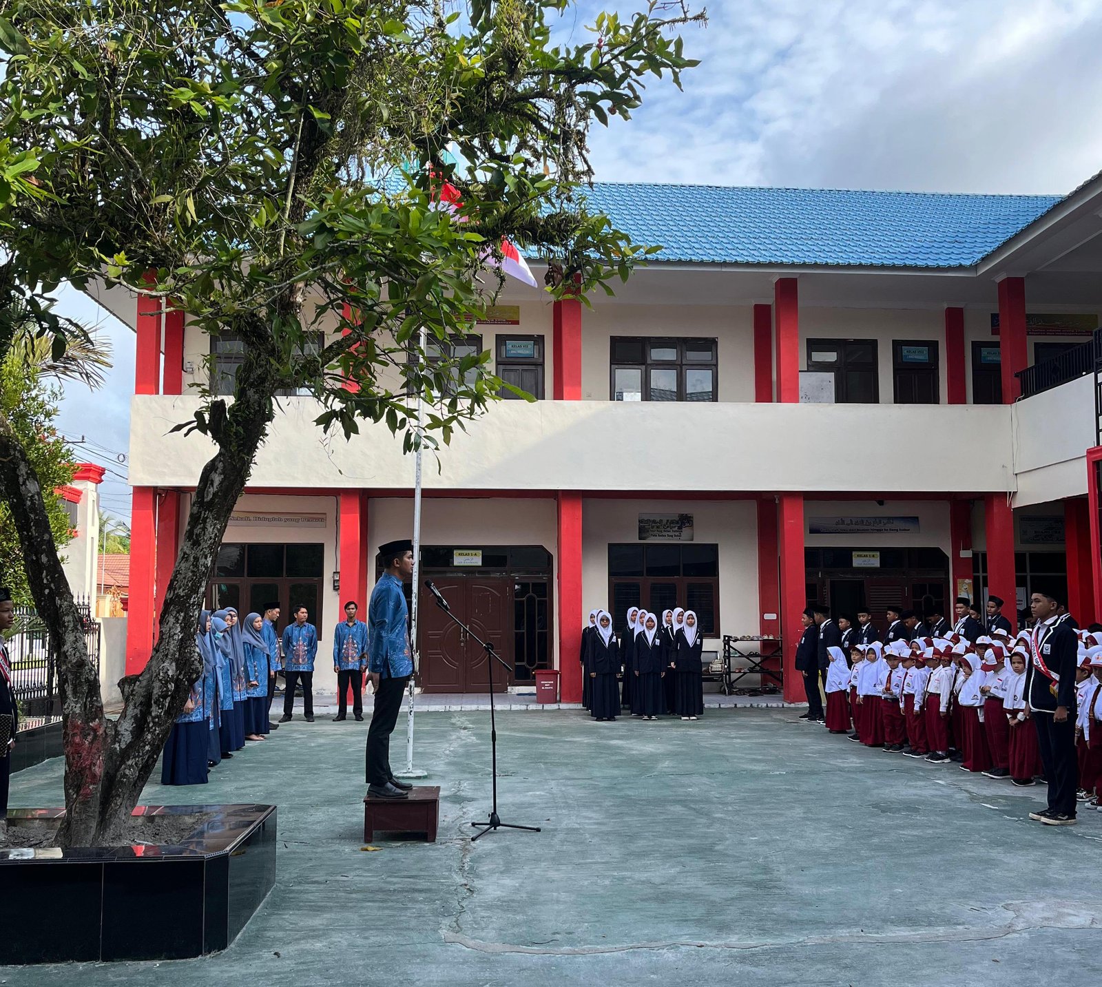 Hari Pertama Masuk Sekolah 2025, SDIT dan SMPIT Al-Qonita Palangka Raya Langsung Upacara dan Belajar