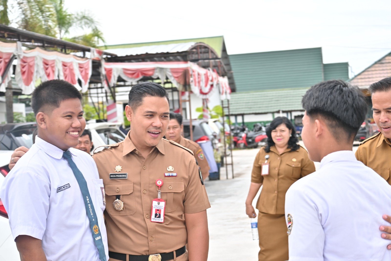 Momen Kebaikan Plt Kadisdik Kalteng Reza Prabowo, Lepas Sepatu dan  Berikan untuk Siswa SMAN 4 Palangka Raya