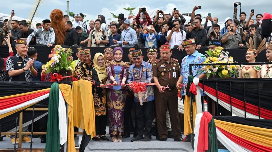 Bangun Pariwisata Berkelanjutan, Gubernur Agustiar Sabran Resmi Luncurkan Kapal Wisata Susur Sungai