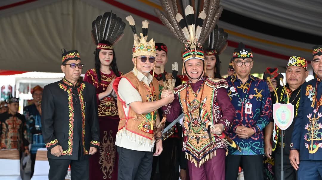 Menko Pangan Zulhas Terima Gelar Kehormatan Adat Dayak dari Gubernur Kalteng