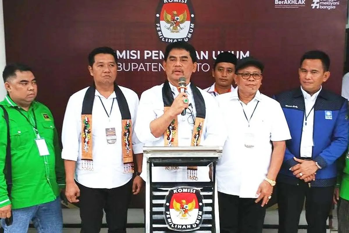 Diantar Ratusan Pendukung, Shalahudin-Felix Resmi Daftar ke KPU Barito Utara