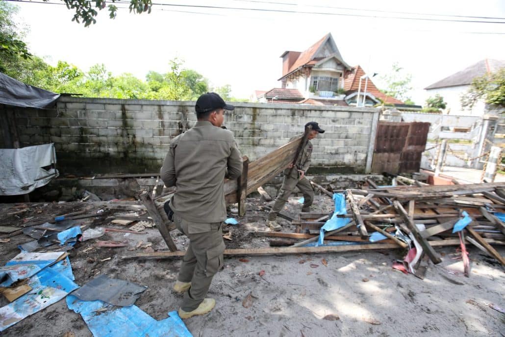 Satpol PP Tertibkan PKL dan Bangunan Liar di Atas Drainase RTA Milono