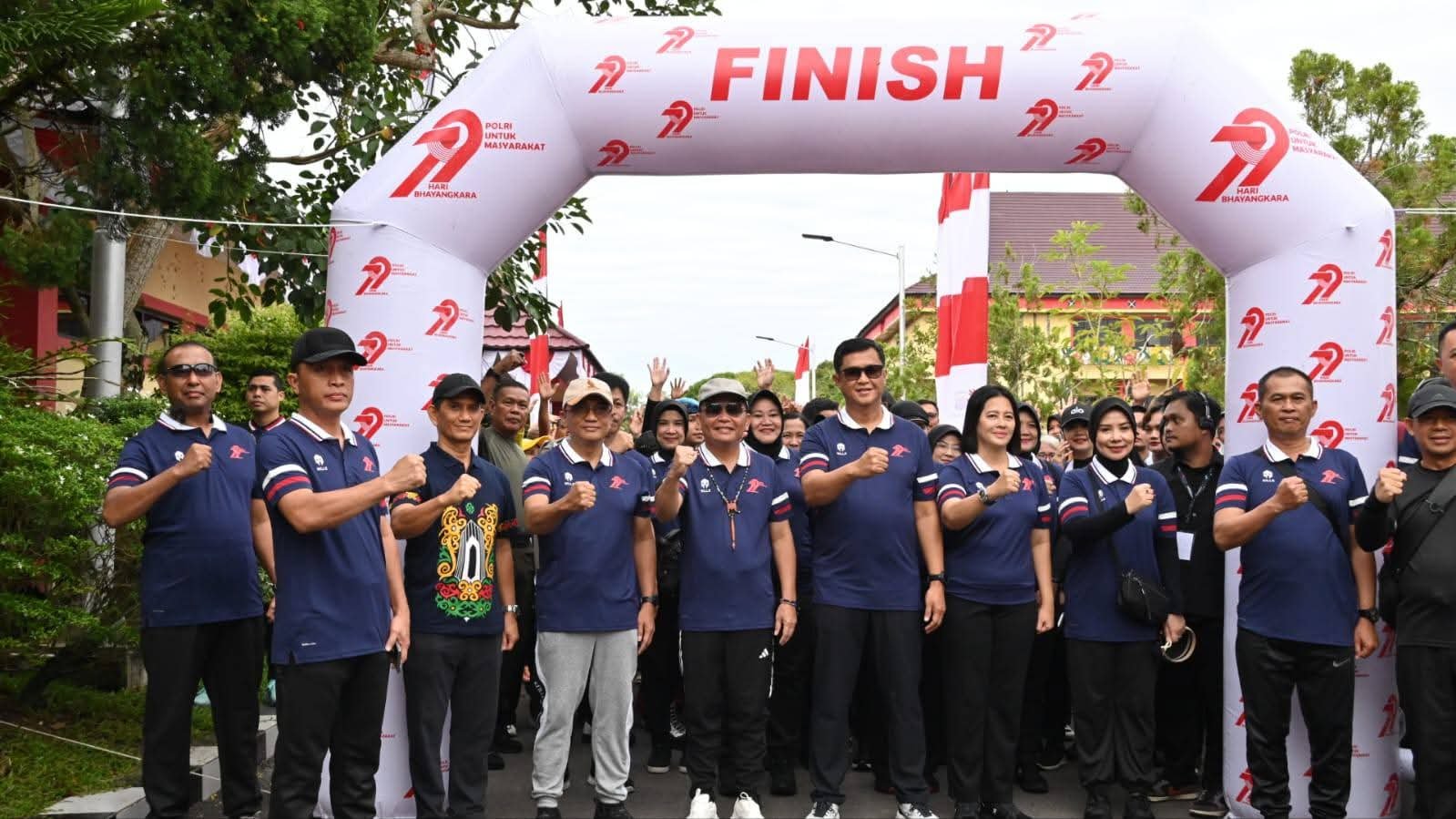 Perkuat Persaudaraan Semarak Hari Bhayangkara Ke-79, Gubernur Jalan Sehat Bersama Kapolda dan Warga