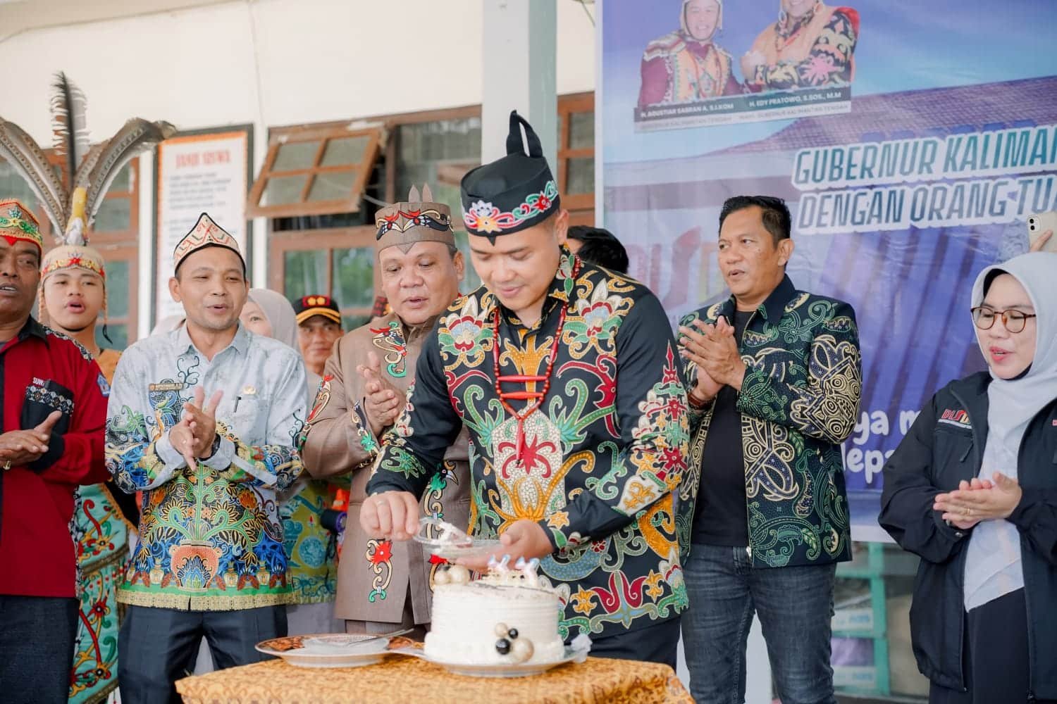 Kejutan Spesial Ulang Tahun Warnai Kunjungan Plt. Kadisdik Kalteng di SMAN 1 Kuala Kurun