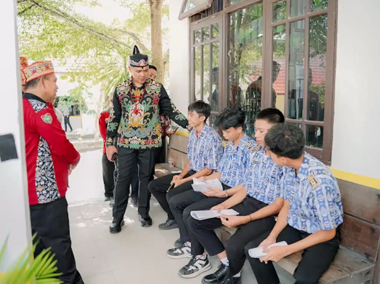 Disdik Kalteng Wajibkan Penggunaan Bahasa Daerah dan Lawung/Sumping Setiap Kamis, Netizen: Langkah Hebat Lestarikan Budaya