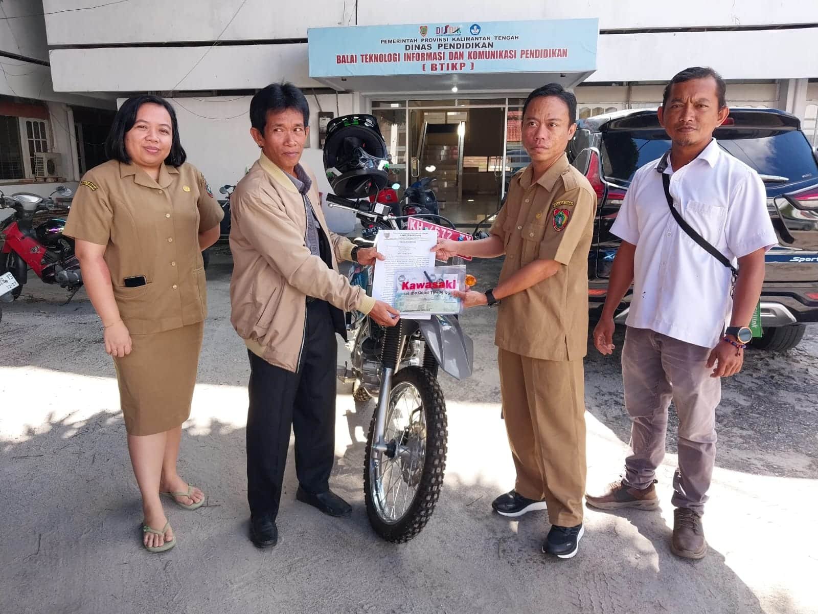 Sentuhan Gubernur untuk Pendidikan Pelosok, SMAN-1 Batang Kawa Dapatkan Fasilitas Baru Mulai dari Motor Dinas Hingga Internet Starlink