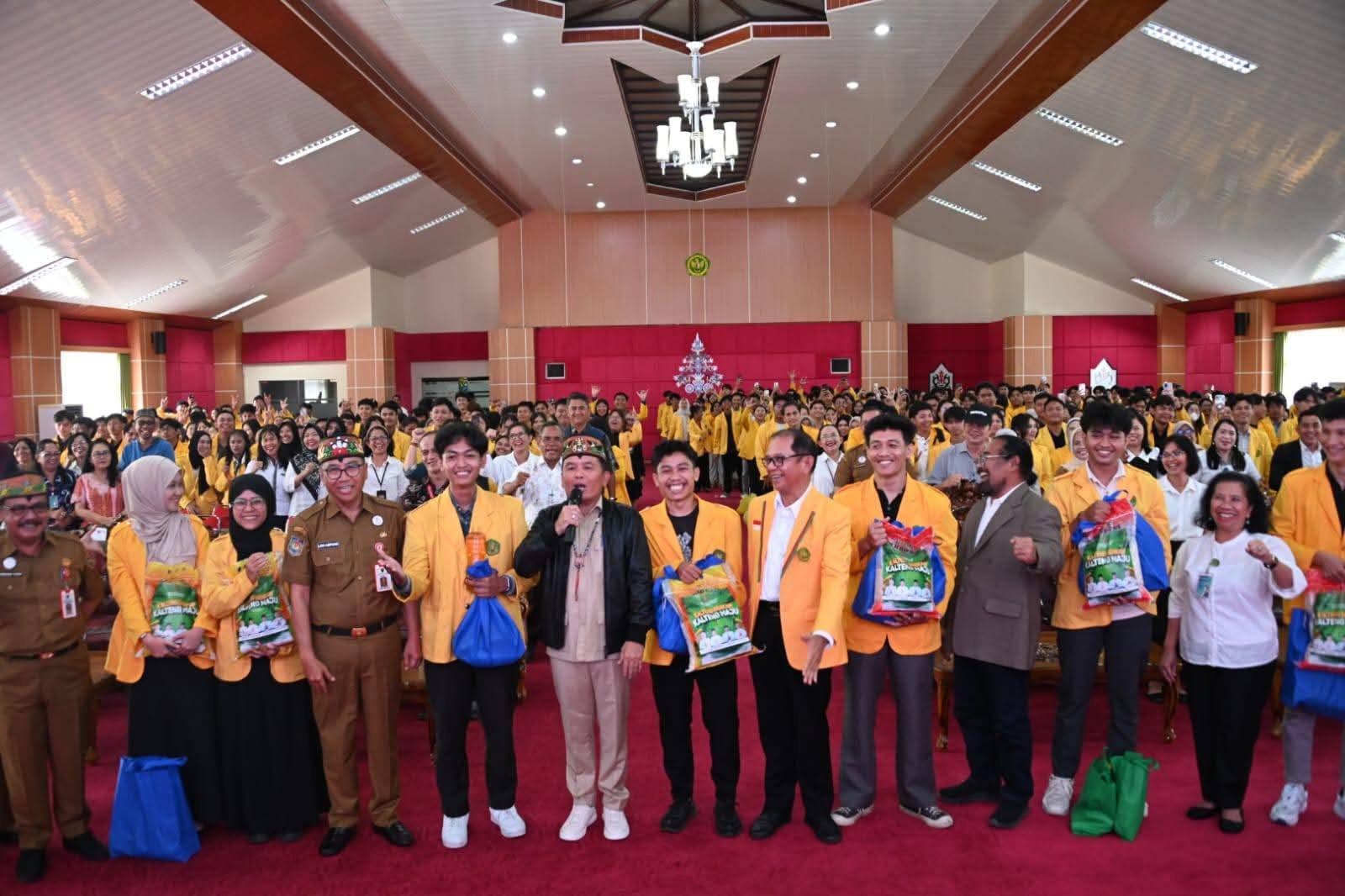 Dorong Semangat KKN, Gubernur Beri Bantuan Logistik untuk Mahasiswa