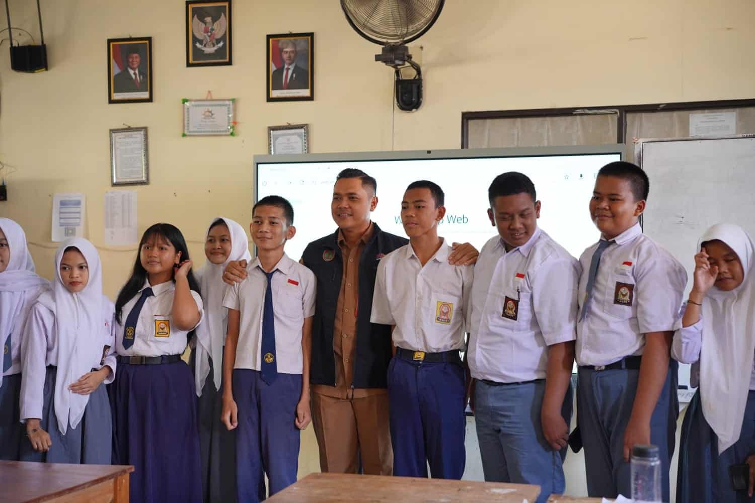Plt. Kadisdik Kalteng Blusukan ke SMKN 2 Palangka Raya, Pastikan Program Seragam Gratis Tepat Sasaran