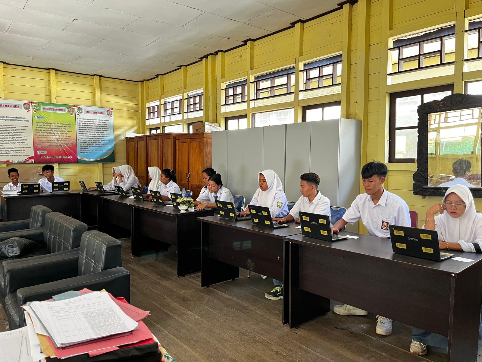 Starlink Bantu SMAN 4 Buntok Laksanakan ANBK Lancar, Kastri Suriani Apresiasi Gubernur Agustiar Sabran
