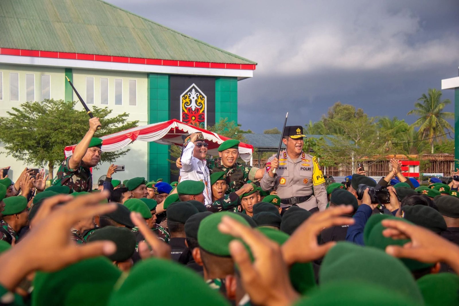 Gubernur dan Wagub Hadir Apel Penyerahan Pasukan dari Kodam XII/Tanjung Pura ke Kodam XXII/Tambun Bungai