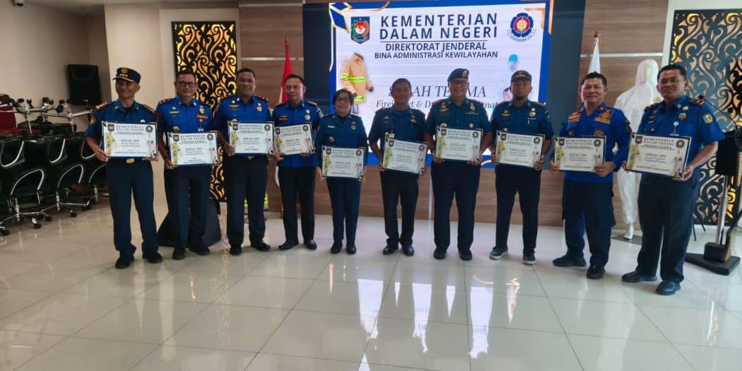 Kemendagri Hibahkan Fire Jacket dan Hazmat untuk Disdamkarmat Kota Palangka Raya