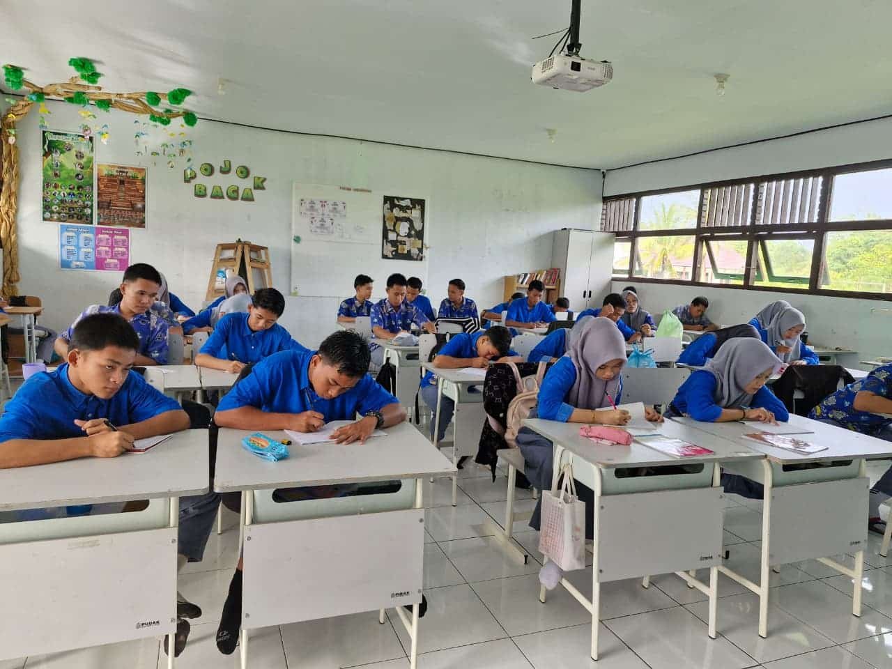Literasi Kalteng Menggeliat: Disdik Gelar Gerakan Menulis Indah Serentak Bangkitkan Minat Tulis