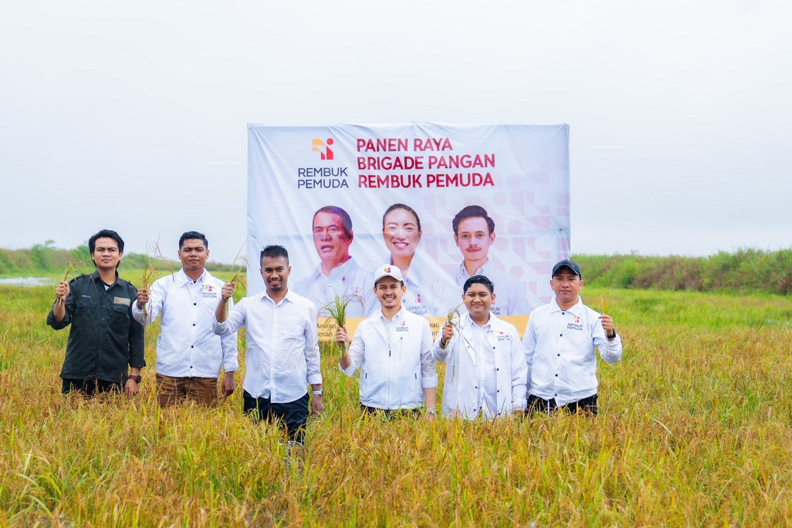 Ikhtiar Anak Muda: Brigade Pangan Rembuk Pemuda Panen Raya Padi di Dadahup