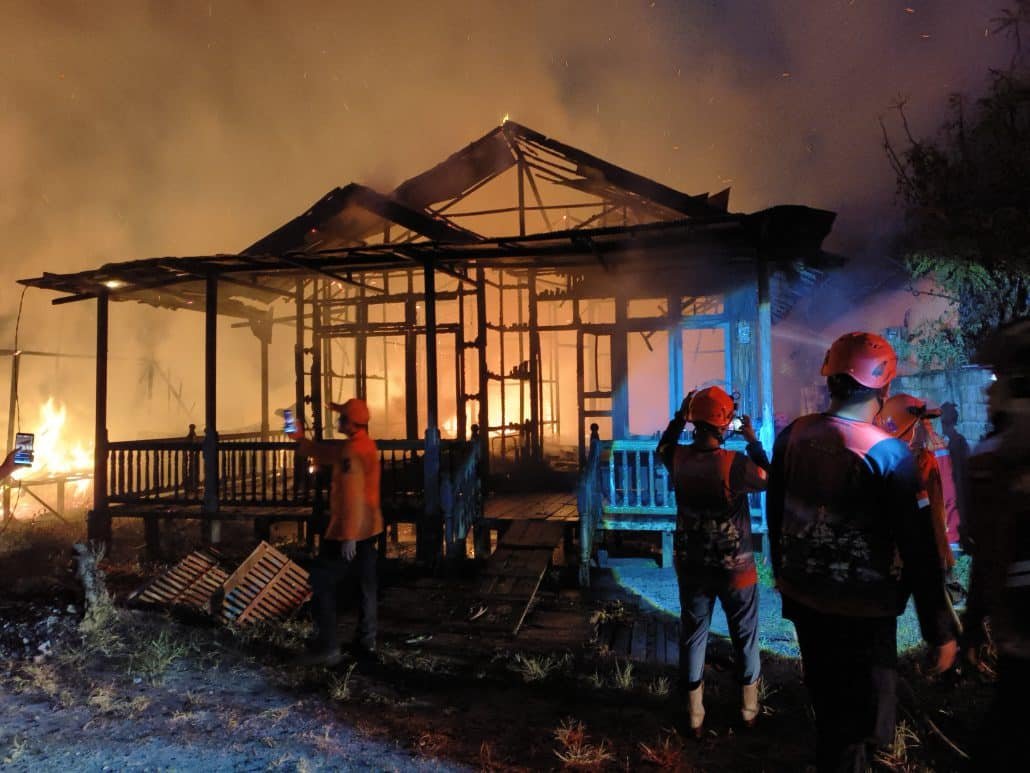 Respon Cepat Petugas Padamkan Kebakaran Rumah dan Kos di Jalan Hiu Putih 1