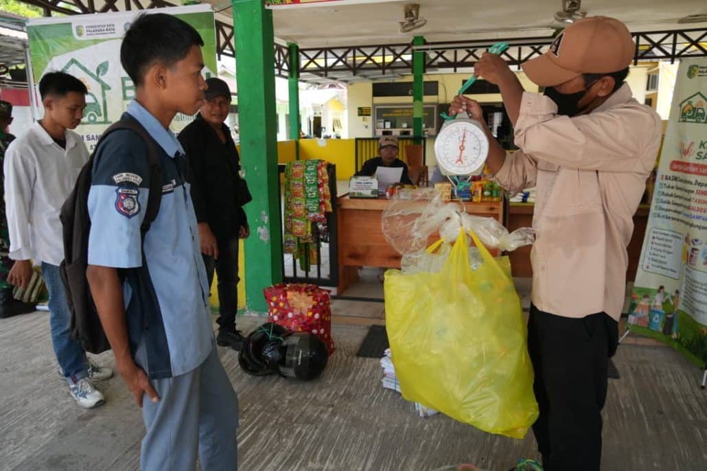 DLH Palangka Raya Dorong Masyarakat Pilah Sampah Lewat Program “Sampah Pergi, Sembako Datang”