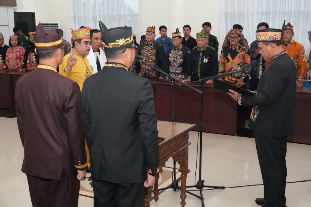 Wakil Wali Kota Palangka Raya Lantik Damang Adat Jekan Raya Masa Bakti 2025–2031