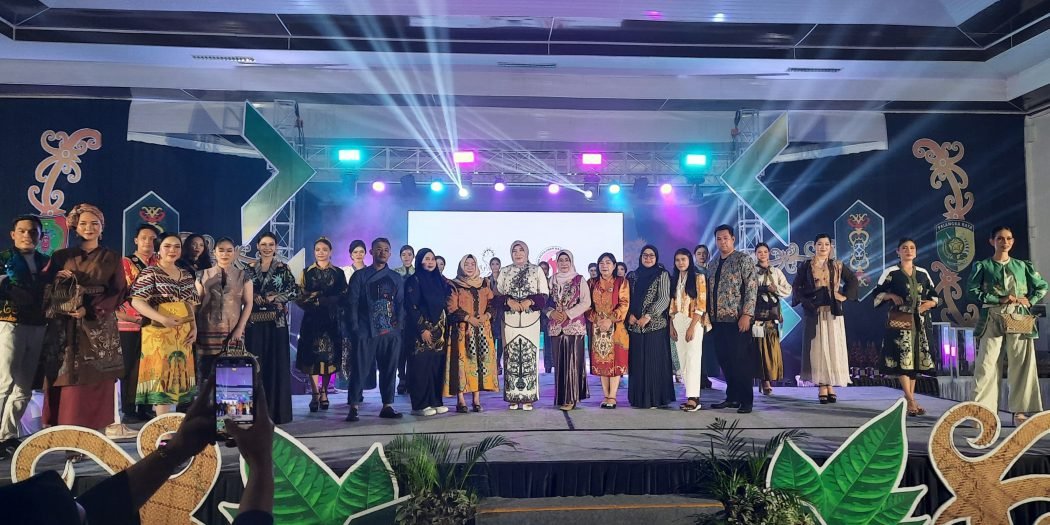 Dekranasda Palangka Raya Gelar “Benang Bintik Fashion 2025” untuk Lestarikan Wastra Daerah