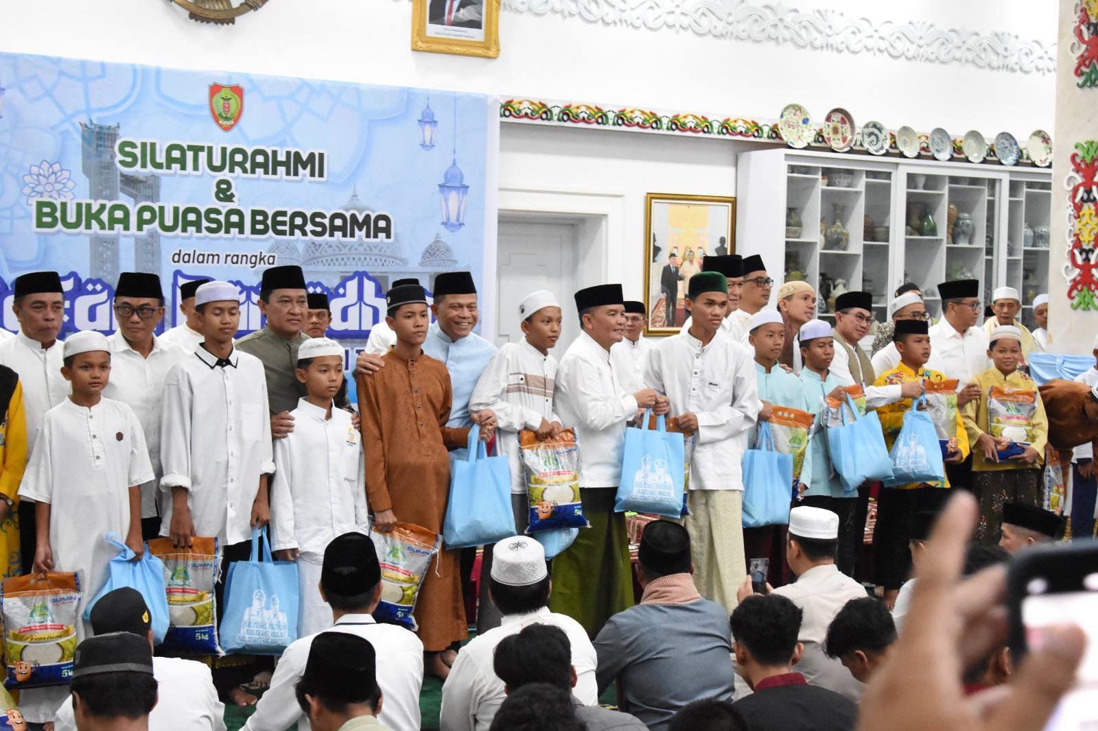 Rajut Kebersamaan Melalui Buka Puasa Bersama, Gubernur Ajak Masyarakat Jaga Kerukunan di Istana Isen Mulang