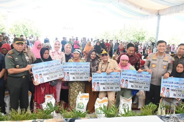 Gubernur Serahkan Bantuan Pangan Presiden, BLT KHBS dan Gerakan Pangan Murah Jelang Idul Fitri dan Nyepi