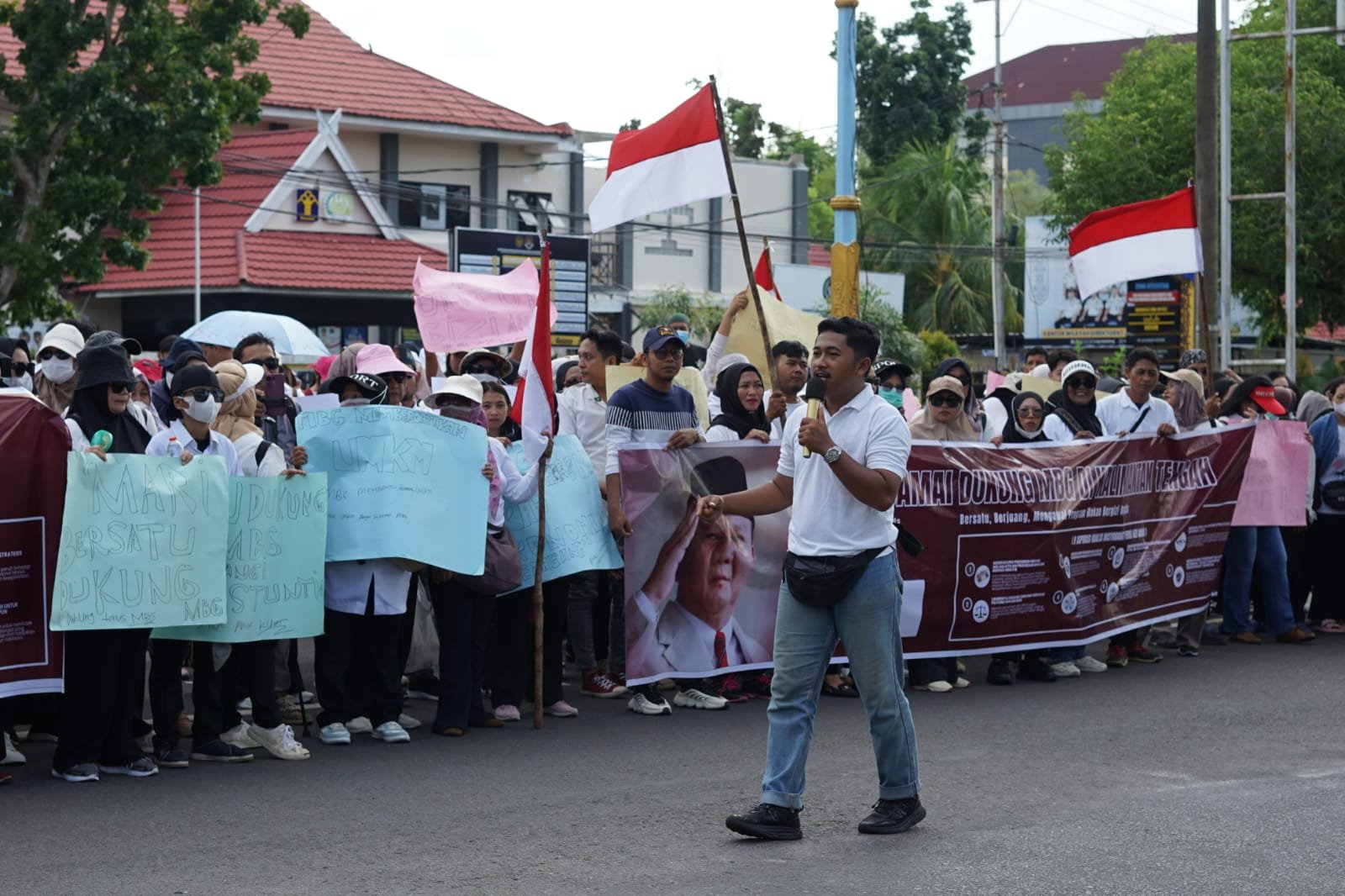 Aksi Damai di Kantor Gubernur: Warga Dukung Program MBG, Dinilai Berdampak Positif bagi Gizi dan UMKM