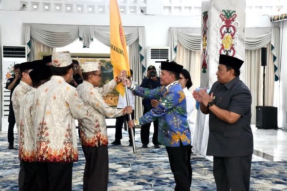 Gubernur Agustiar Lepas Kafilah Kalteng ke MTQN XXXI, Targetkan Prestasi dan Jaga Nama Baik Daerah