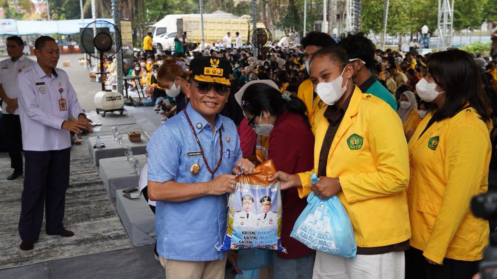 Gubernur Agustiar Salurkan 3.500 Paket Sembako untuk Mahasiswa Terdampak Karhutla