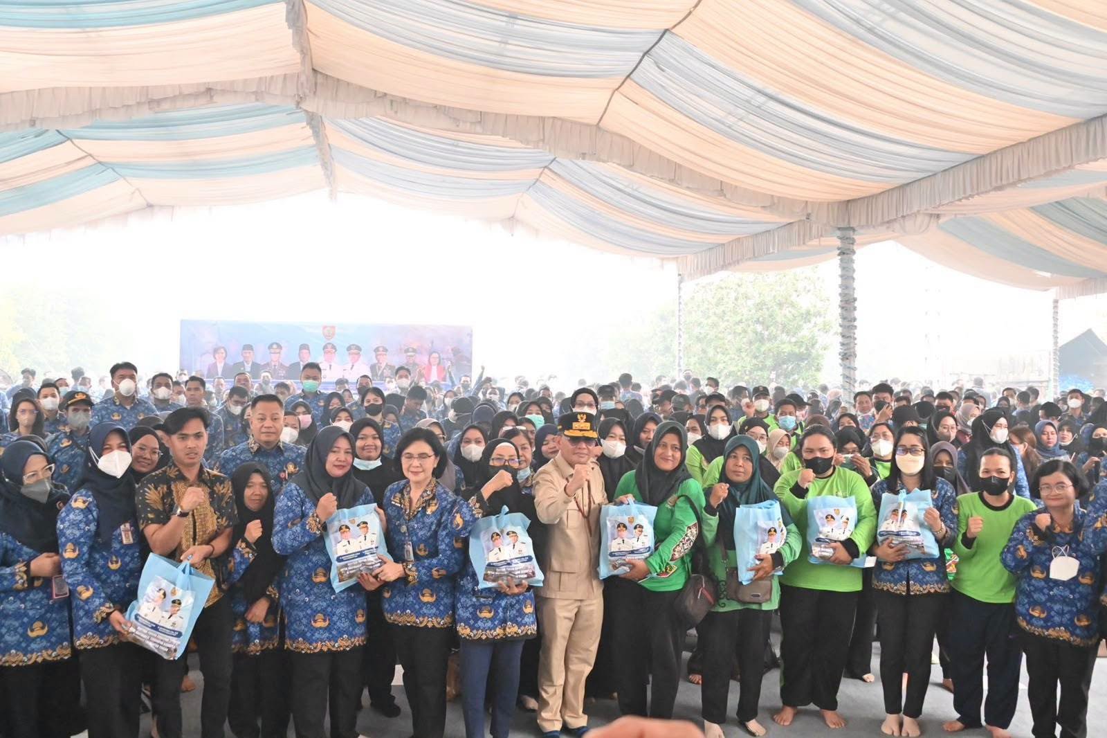 Gubernur Agustiar Salurkan Sembako bagi PNS Golongan I-II, PPPK dan Tenaga Outsourcing Terdampak Karhutla
