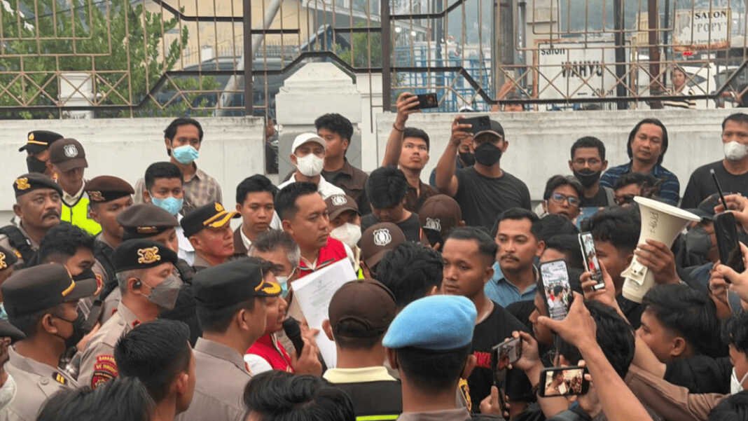 Massa Marah, Demo Krisis BBM di Kantor Pertamina Palangka Raya Berujung Ricuh