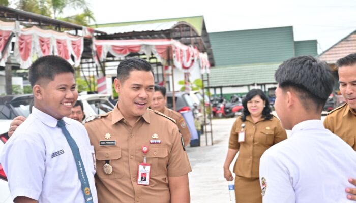 Momen Kebaikan Plt Kadisdik Kalteng Reza Prabowo, Lepas Sepatu dan  Berikan untuk Siswa SMAN 4 Palangka Raya