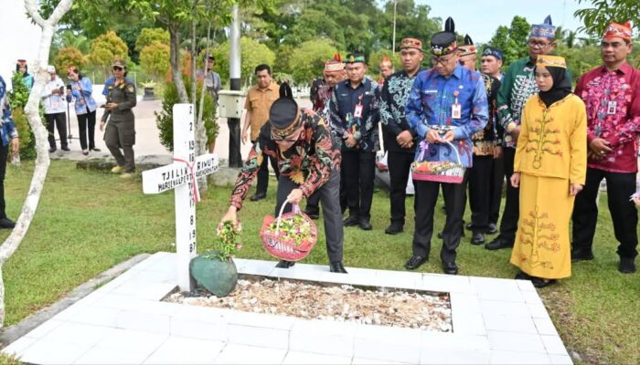 Pimpin Ziarah dan Tabur Bunga, Gubernur Agustiar Sabran Ingatkan Generasi Muda Jangan Lupakan Sejarah