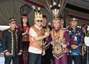 Menko Pangan Zulhas Terima Gelar Kehormatan Adat Dayak dari Gubernur Kalteng
