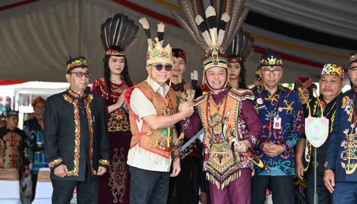 Menko Pangan Zulhas Terima Gelar Kehormatan Adat Dayak dari Gubernur Kalteng