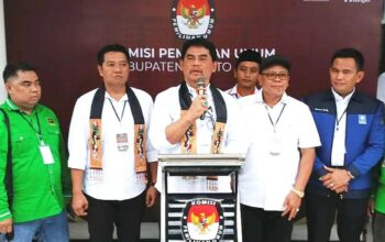 Diantar Ratusan Pendukung, Shalahudin-Felix Resmi Daftar ke KPU Barito Utara