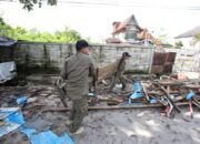 Satpol PP Tertibkan PKL dan Bangunan Liar di Atas Drainase RTA Milono
