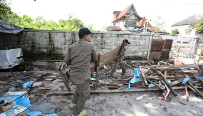 Satpol PP Tertibkan PKL dan Bangunan Liar di Atas Drainase RTA Milono