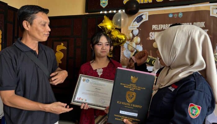 Bangga! Mischa Angela Septiani, Siswi Tunarungu Berprestasi dari SKH Negeri 3 Sampit, Lolos ke Perguruan Tinggi Impian