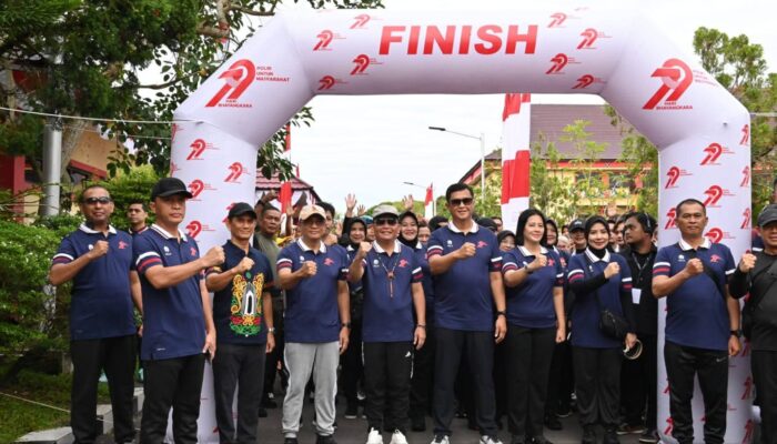 Perkuat Persaudaraan Semarak Hari Bhayangkara Ke-79, Gubernur Jalan Sehat Bersama Kapolda dan Warga