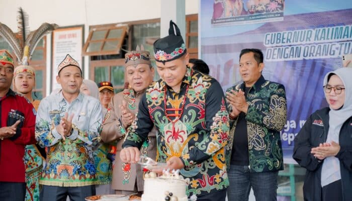 Kejutan Spesial Ulang Tahun Warnai Kunjungan Plt. Kadisdik Kalteng di SMAN 1 Kuala Kurun