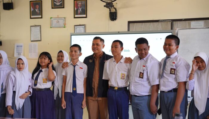 Plt. Kadisdik Kalteng Blusukan ke SMKN 2 Palangka Raya, Pastikan Program Seragam Gratis Tepat Sasaran